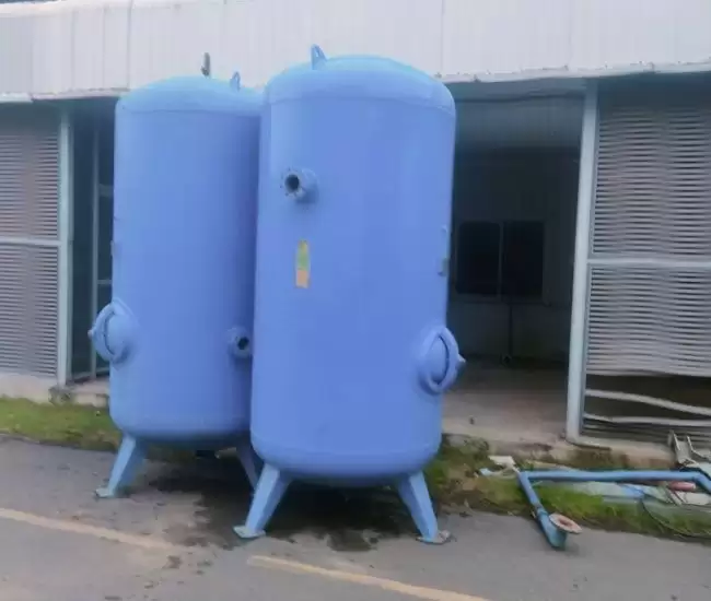 Bồn nén khí cũ hư hỏng thanh lý