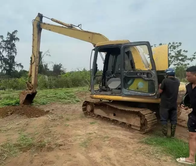 Máy Komatsu PC 60-7 cũ hư hỏng