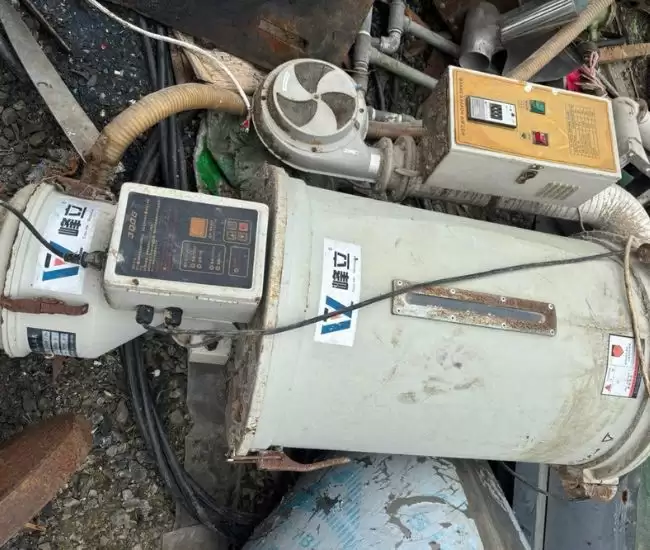 Máy sấy phễu nhựa công nghiệp cũ hư hỏng